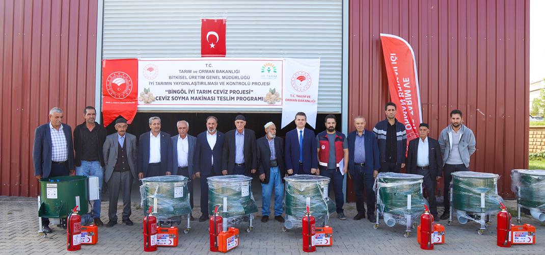 Bingöl’de Üreticilere Ceviz Soyma Makinesi Desteği